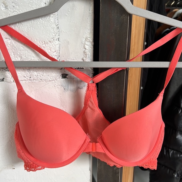 Like new!Set of 3 bras - 💥💥💥 - Picture 16 of 17